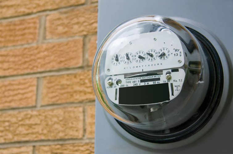 A power meter displays the potential energy savings that solar shades can provide.